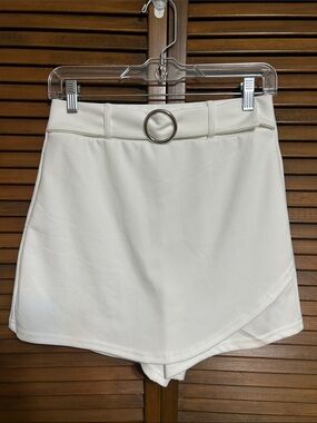 Harper by Block White Asymmetrical Hemline Skort with Ring Belt Size M